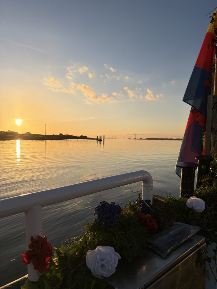 Geschmückte Fähre im Sonnenuntergang